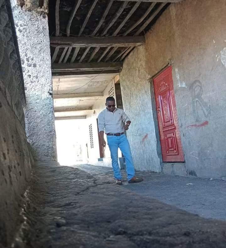 Marcher sous la voûte « Pvwa ha Toshé » à Koimbani