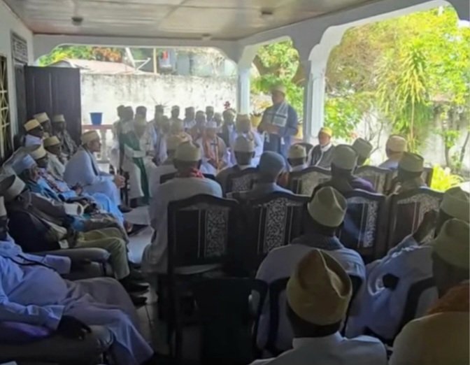 Participants réunis autour d’un orateur